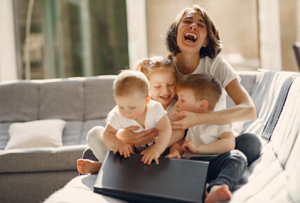 Mutter mit Kindern am Computer - mein baby schlafcoaching Akademie