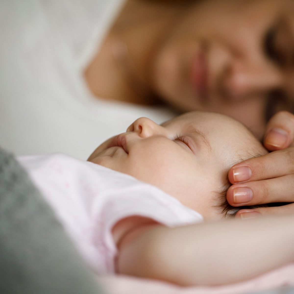 Weiterbildung Schlafberater für Babys und Kleinkinder - Mutter mit Neugeborenem